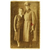 Saksalainen sotilas Baijerista päällystakissa vaimon kanssa